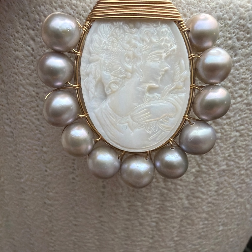 Beck Jewels Gold Cameo Freshwater Pearl Earrings - Picture 2 of 4